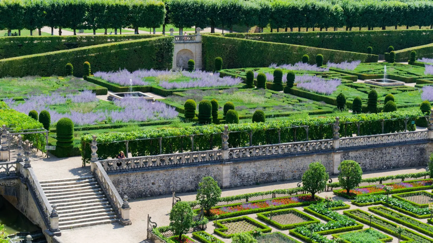 Jardins à la française du château de Villandry : haies taillées, massifs de lavande, bassins et carrés de potager vus d'en haut